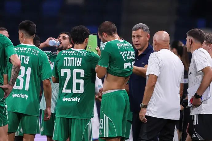 דייגו פלורס מאמן מכבי חיפה עם שחקניו