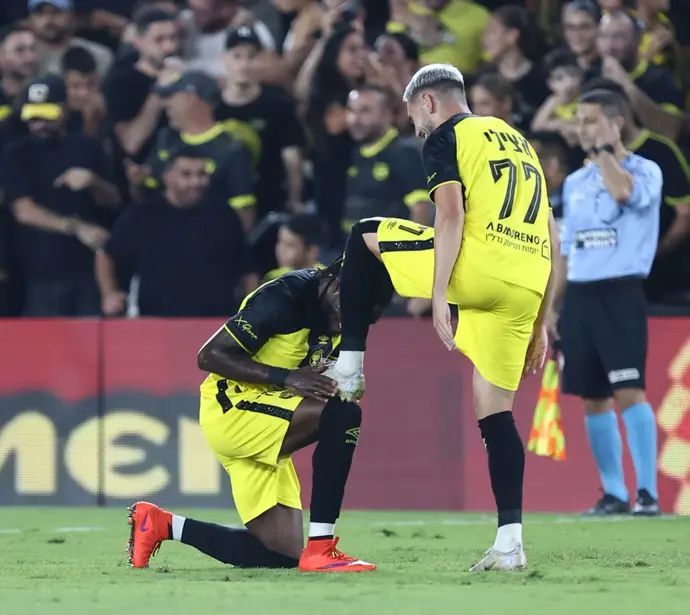 עומר אצילי שחקן בית"ר ירושלים חוגג שער