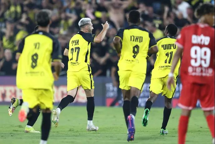 עומר אצילי שחקן בית"ר ירושלים חוגג שער