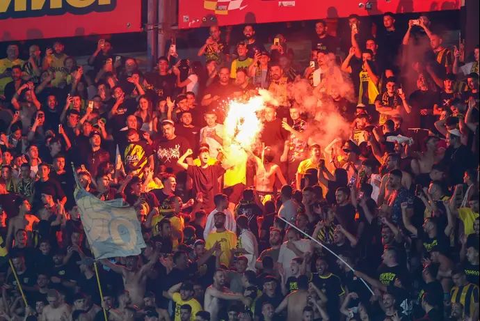 אבוקות ביציע אוהדי בית"ר ירושלים