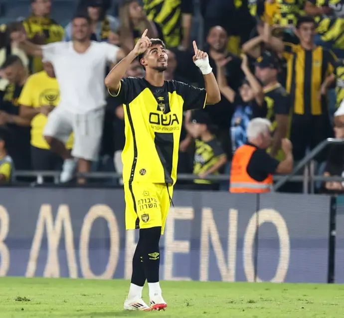 ירין לוי שחקן בית"ר ירושלים חוגג שער