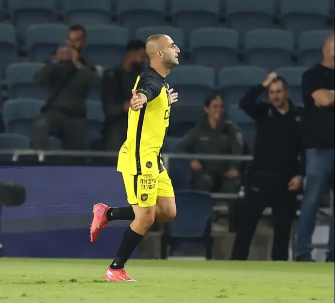 דור חוגי שחקן בית"ר ירושלים חוגג שער