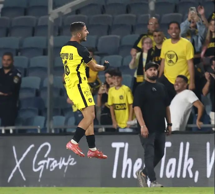 זיו בן שימול שחקן בית"ר ירושלים חוגג שער