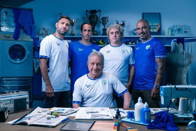 משמאל לימין: שחקני העבר איתי שכטר, יוסי בניון, שייע פייגנבוים, ראובן עטר, חיים רביבו, מציגים את המדים החדשים של נבחרת ישראל