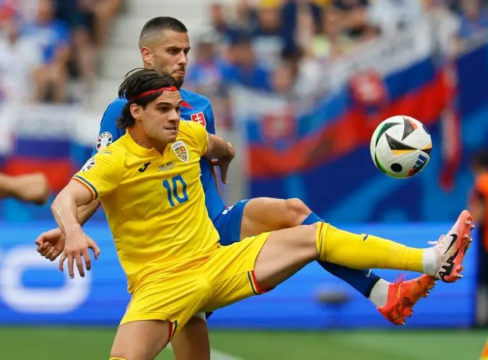 יאניס חאג'י נבחרת רומניה לצד דויד האנצקו נבחרת סלובקיה