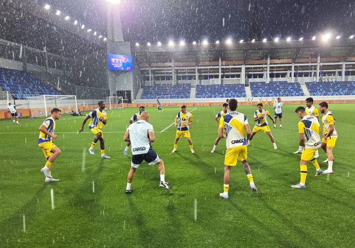 שחקני מכבי תל אביב בחימום