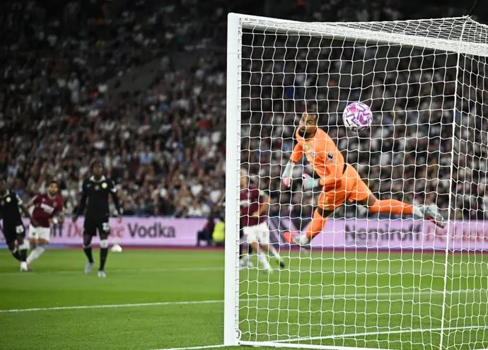 לוקאס פאקטה שחקן ווסטהאם מכניע את רוב סאנצ'ס שוער צ'לסי