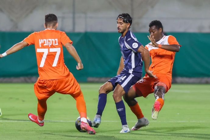 גיא סנקר שחקן מ.ס. קרית ים לפני ז'וניור טראורה שחקן הפועל ראשון לציון