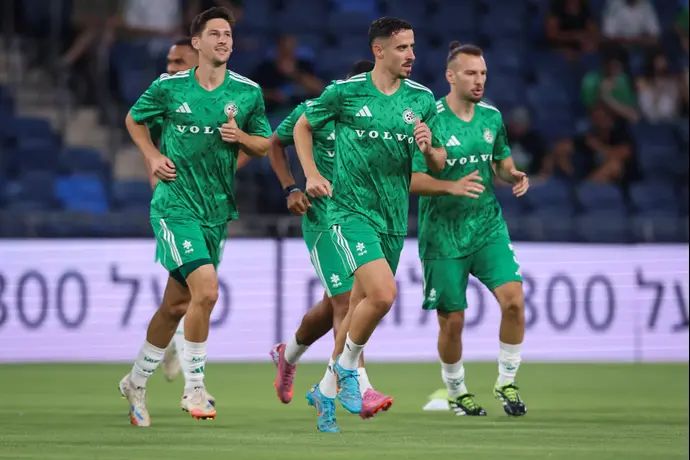 שון גולדברג, דולב חזיזה, גוני נאור שחקני מכבי חיפה בחימום