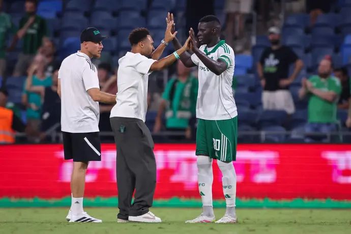 עבדולאי סק עם קנג'י גורה הפצוע שחקני מכבי חיפה