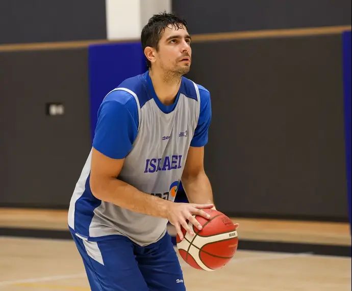 שחקן נבחרת ישראל איתי שגב