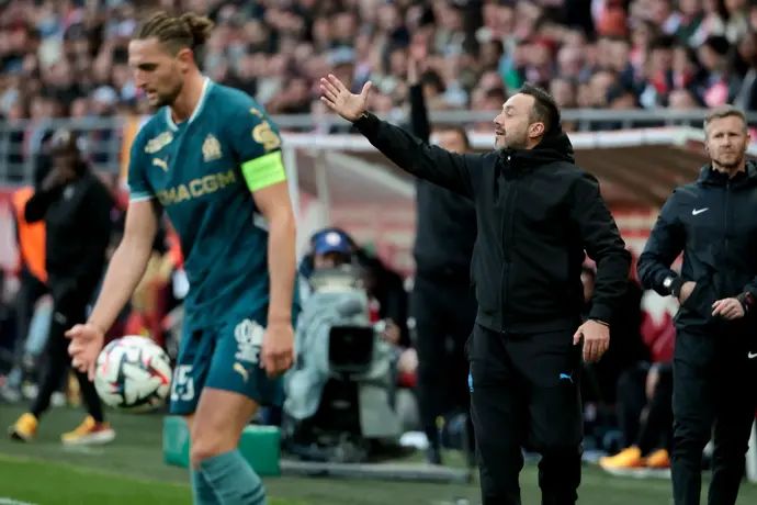 שחקן מארסיי אדריאן ראביו, ברקע מאמנו רוברטו דה זרבי