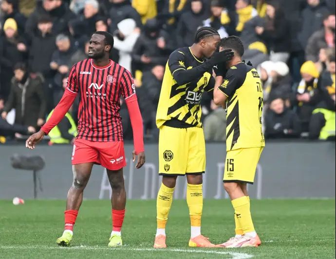 שחקן בית"ר ירושלים סילבה קאני חוגג עם דור מיכה