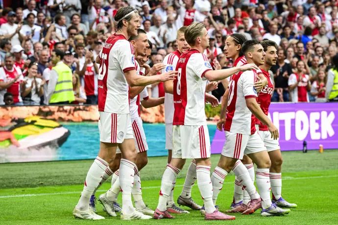 אוסקר גלוך חוגג עם שחקני אייאקס