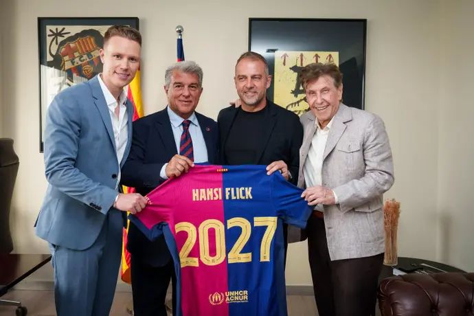 האנזי פליק מאריך חוזה בברצלונה, בתמונה עם סוכנו פיני זהבי (מימין)