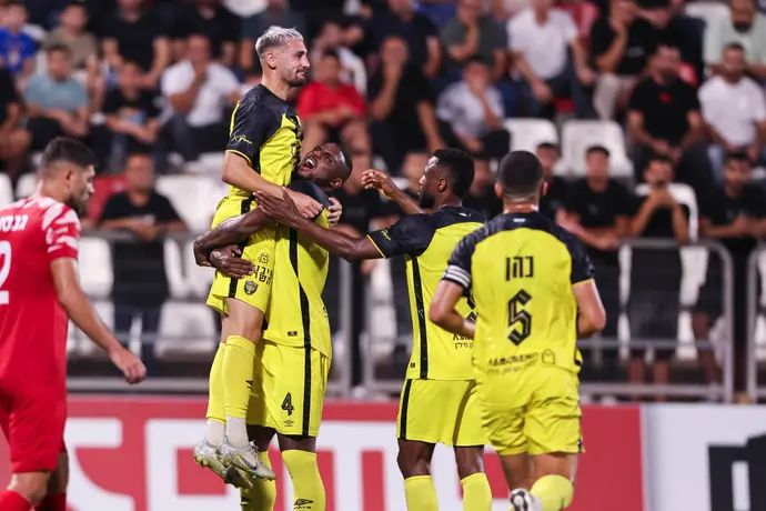 שחקני בית״ר ירושלים חוגגים עם עומר אצילי