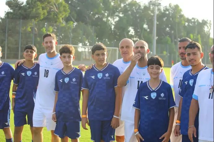 שחקני העבר עומרי אפק, גילי ורמוט במשחק הוקרה לילדי מג'דל שמס