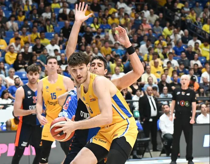 שחקן מכבי תל אביב רומן סורקין מול שחקן עירוני נס ציונה איתי שגב