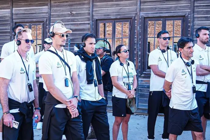 שחקני נבחרת ישראל מבקרים במחנה ההשמדה אושוויץ