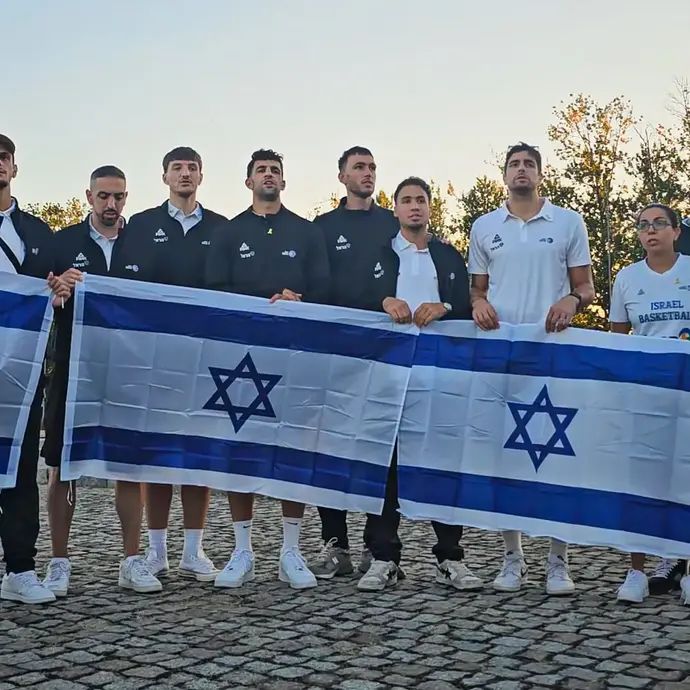 שחקני נבחרת ישראל מבקרים במחנה ההשמדה אושוויץ