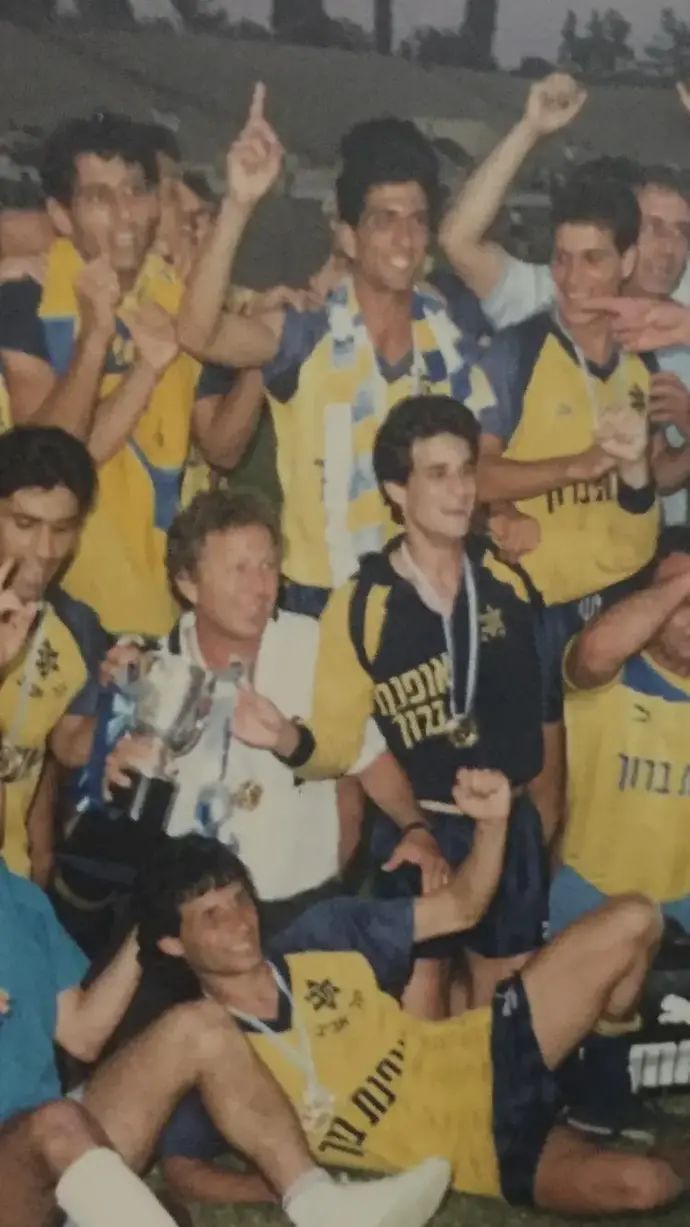 שמעון שנהר אוחז בגביע ליליאן, לידו אלון נתן ומעליו ירון גוזלי שחקני מכבי תל אביב