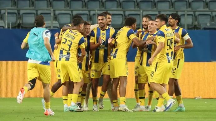 שחקני מכבי תל אביב חוגגים