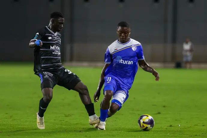 שחקן עירוני קרית שמונה אנתוני לימבומבה מול שחקן הפועל פתח תקוה ז'וסלן טאבי