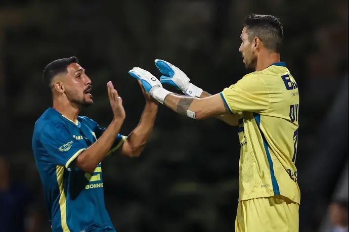 שוער בני ריינה, גד עמוס, עם שחקן הקבוצה, עאיד חבשי