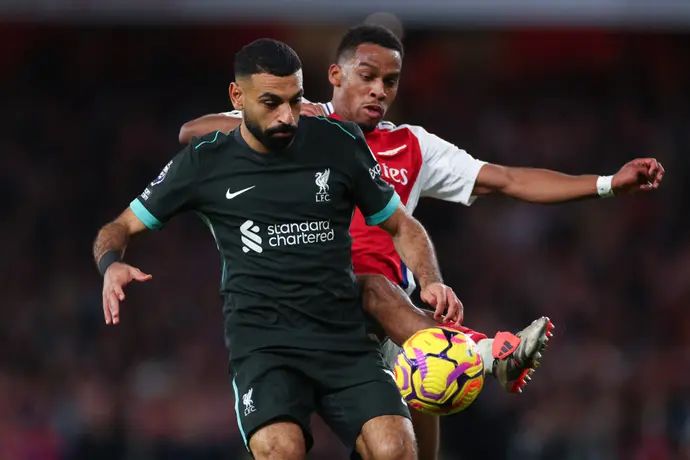 שחקן ליברפול מוחמד סלאח מול שחקן ארסנל יוריין טימבר