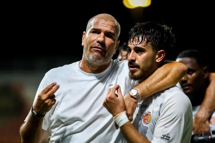 אור רויזמן שחקן הפועל כפר שלם עם מאמנו אלי לוי