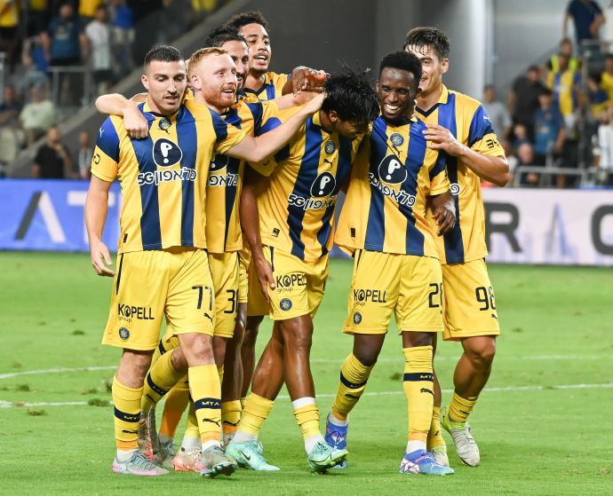 שחקני מכבי תל אביב חוגגים