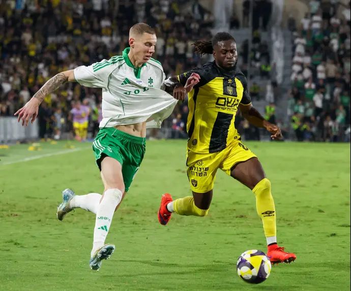 אריאל מנדי שחקן בית"ר ירושלים מול סוף פודגוראנו שחקן מכבי חיפה