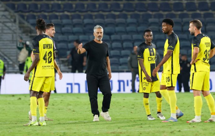 ברק יצחקי מאמן בית"ר ירושלים לצד סילבה קאני