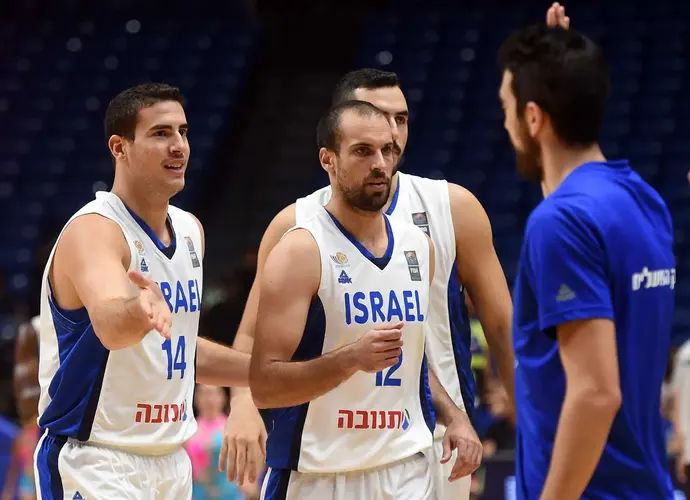 יותם הלפרין שחקן נבחרת ישראל עם עוז בלייזר