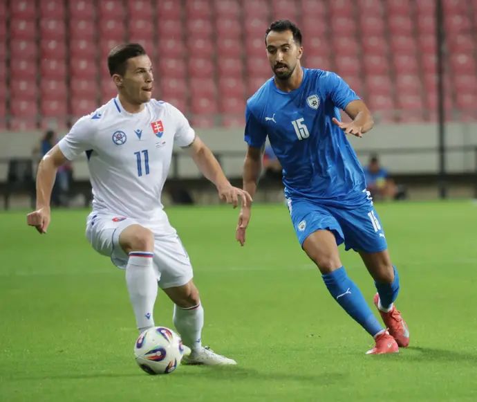 אליאל פרץ שחקן נבחרת ישראל מול לובומיר טופטה שחקן נבחרת סלובקיה