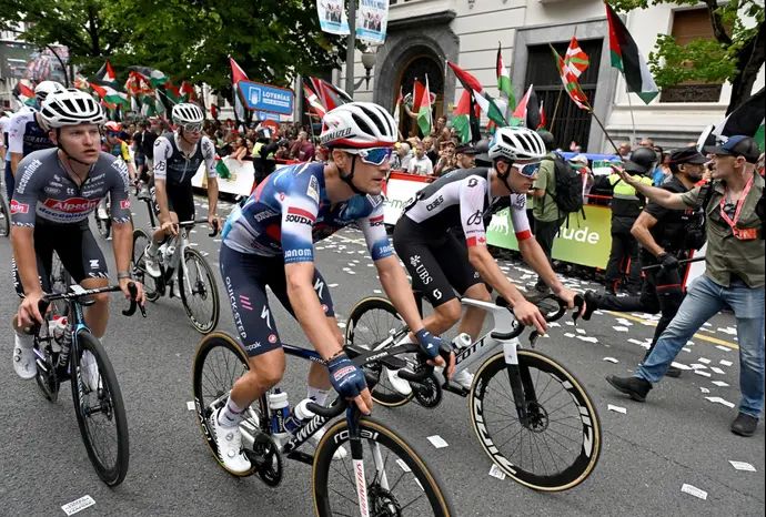 רוכבים בוואטלה אספניה על רקע דגלי פלסטין