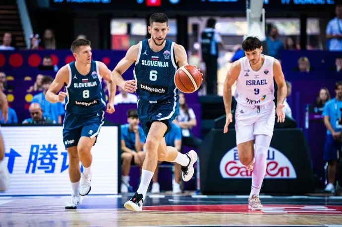 שחקן נבחרת סלובניה, אלכסיי ניקוליץ', מול נבחרת ישראל