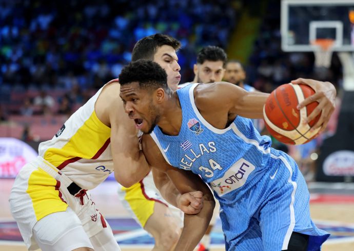 שחקן נבחרת יוון, יאניס אנטטוקומפו, מול שחקן נבחרת ספרד, חיימה פראדייה