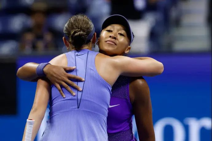 נאומי אוסקה מחבקת את אניסימובה אחרי ההפסד בחצי גמר ארה"ב