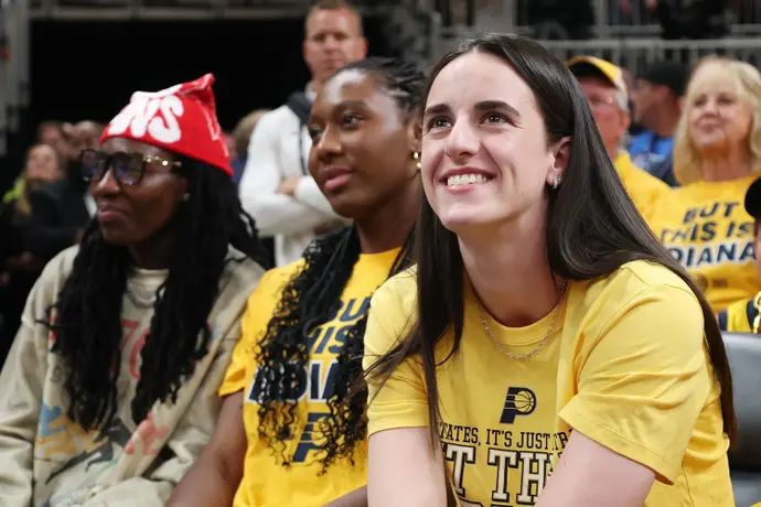 קייטלין קלארק צופה במשחק של אינדיאנה פייסרס