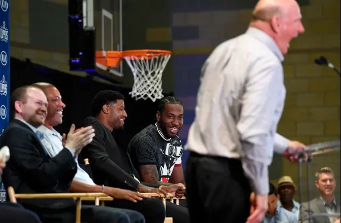 קוואי לאונרד משועשע על רקע הבעלים של לוס אנג'לס קליפרס סטיב באלמר