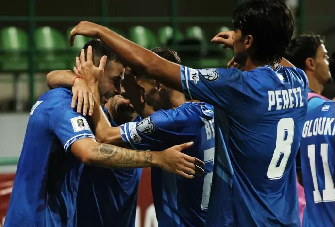 שחקני נבחרת ישראל חוגגים עם תאי בריבו