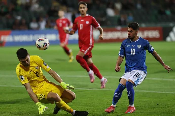 שחקן נבחרת ישראל, מנור סולומון, מול שוער נבחרת מולדובה, כריסטיאן אברם