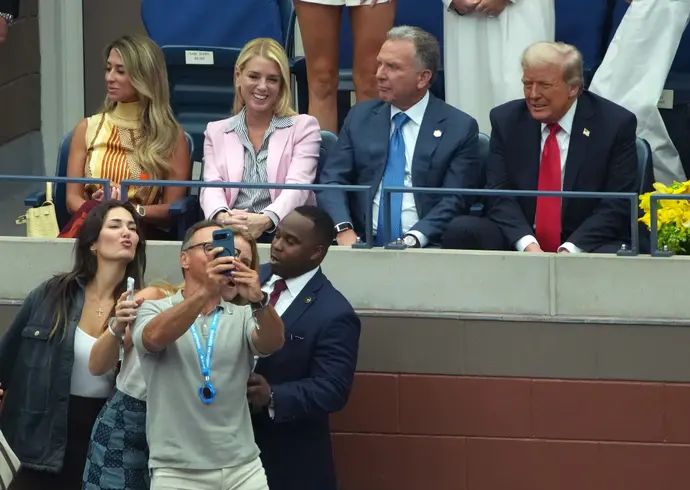אוהדים עושים סלפי עם נשיא ארצות הברית דונלד טראמפ בגמר אליפות ארה"ב בטניס