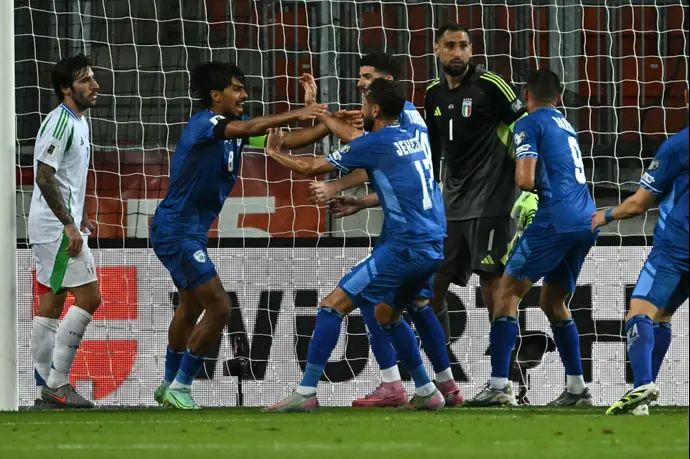 שחקני נבחרת ישראל חוגגים עם דור פרץ