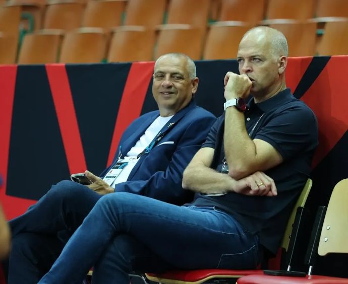 כדורסלן העבר גור שלף, ליד יו"ר איגוד הכדורסל, עמוס פרישמן