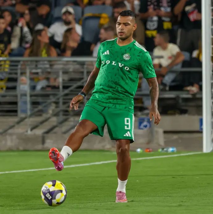 מתיאס נהואל שחקן מכבי חיפה בחימום