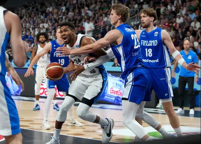 יאניס אנטטוקומפו, נבחרת יוון לצד לאורי מרקאנן, נבחרת פינלנד