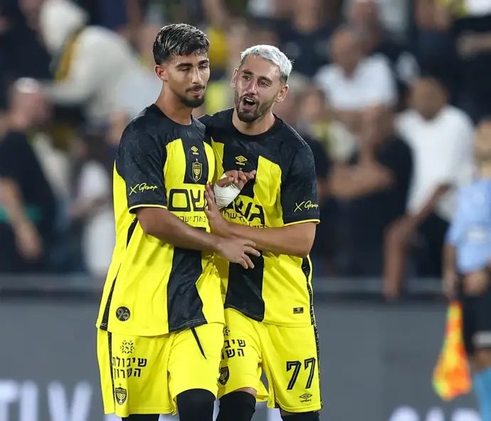 עומר אצילי שחקן בית"ר ירושלים חוגג שער עם ירין לוי