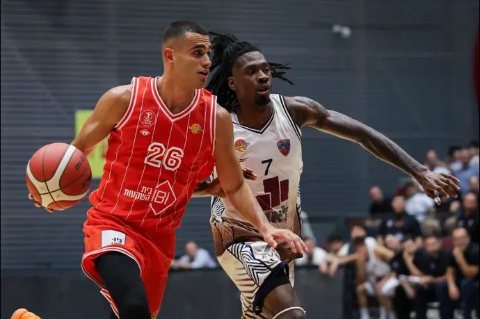 שחקן הפועל תל אביב ים מדר מול שחקן עירוני קרית אתא ג'מייה ניל